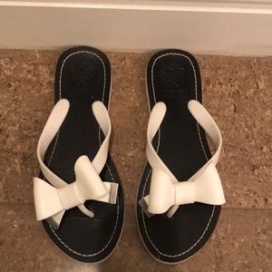 Vince Camuto white bow flip flops